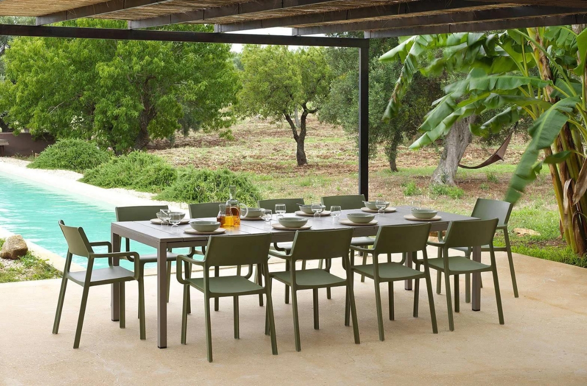 salon nardi outdoor avec une table verte khaki et les chaises 