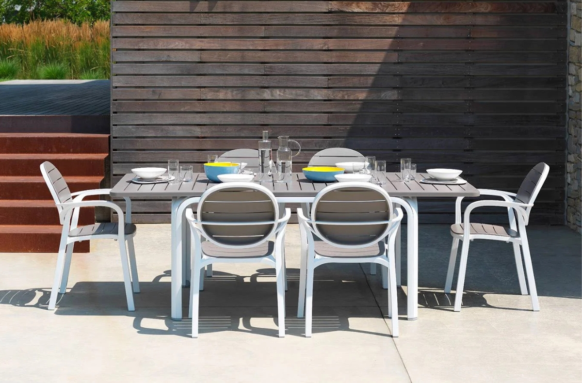 salon nardi outdoor avec table grise et chaises blanches et grises