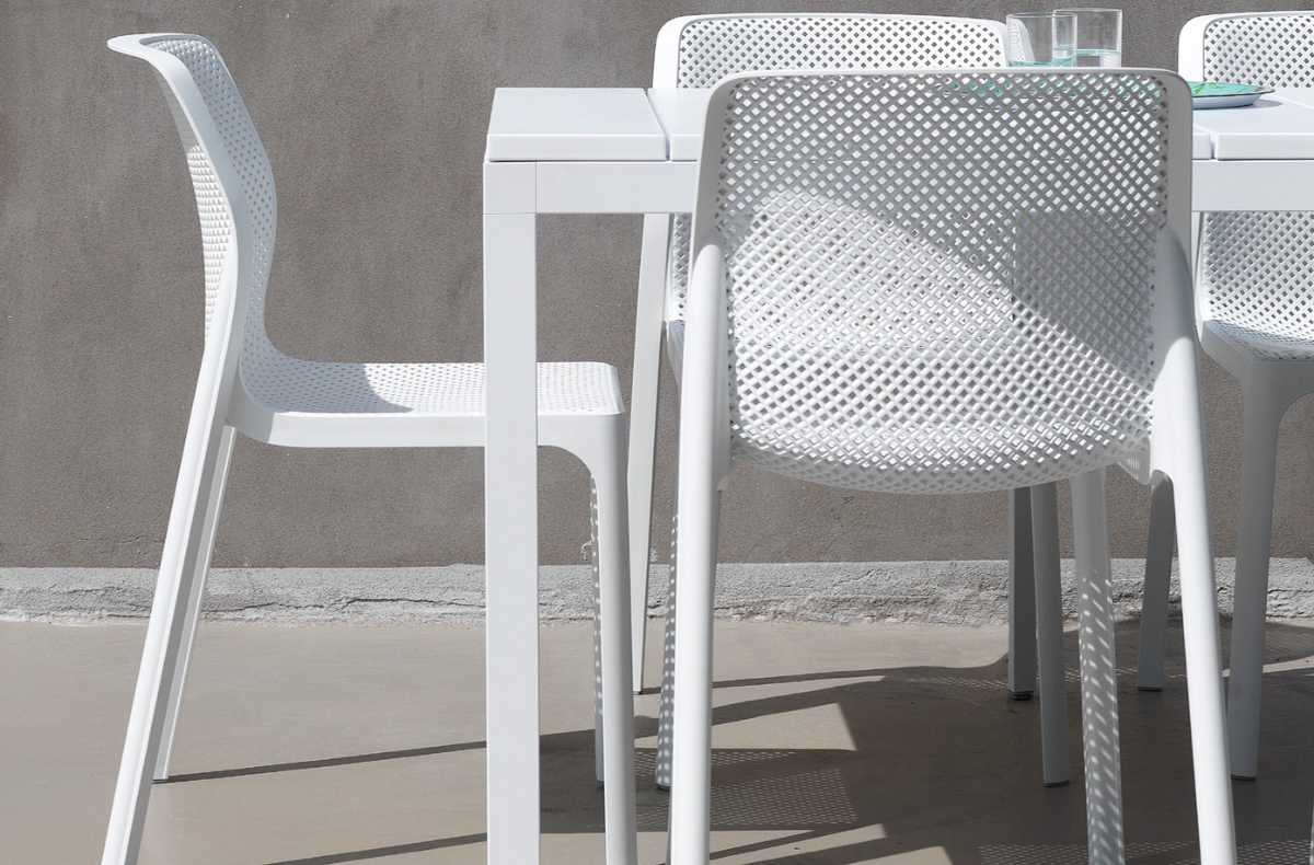 chaises nardi outdoor et table blanche 