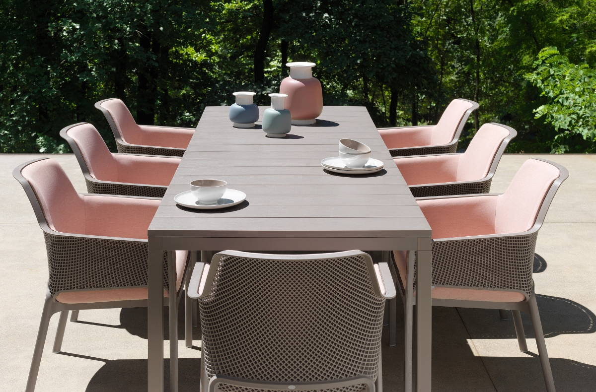 salon nardi outdoor avec table grise et chaises grise avec l"intérieur de dossier rose 